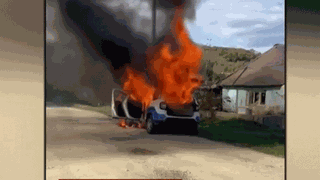 VIDEO O autospecială de poliție a luat foc în timpul misiunii. Polițiștii au reușit să se salveze în ultimul moment