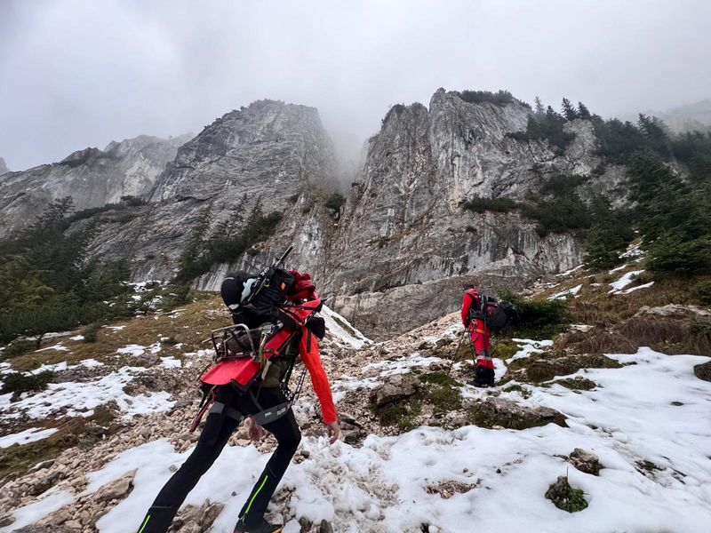 O tânără de 29 de ani a murit după ce a căzut într-o prăpastie adâncă de 250 de metri