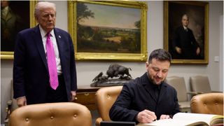 VIDEO Trump &icirc;l str&acirc;nge cu ușa pe Zelenski: dacă nu acceptă condițiile lui Putin, Ucraina va fi distrusă - UPDATE