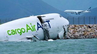 VIDEO Avion prăbușit lângă aeroport. A lovit o mașină și a plonjat în mare