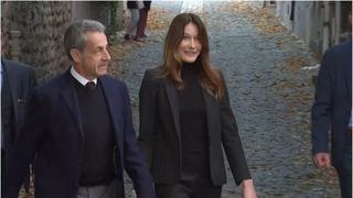 VIDEO Fostul președinte francez Nicolas Sarkozy, de m&acirc;nă cu soția sa, Carla Bruni, &icirc;n drum spre &icirc;nchisoare. "Un om nevinovat este &icirc;nchis&rdquo;