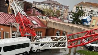 Tornada a răsturnat macarale și a smuls acoperișurile clădirilor, au declarat autoritățile. 