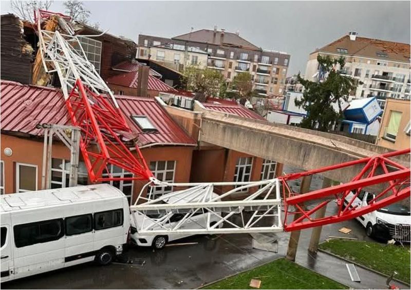 Tornada a răsturnat macarale și a smuls acoperișurile clădirilor, au declarat autoritățile. 