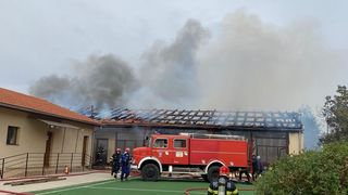 VIDEO ALERTĂ! Incendiu de proporții la o școală din Timiș. 80 de persoane au fost evacuate de urgență