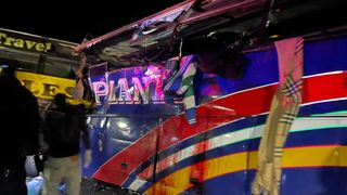 VIDEO 63 de pasageri au murit după ce două autobuze "au încercat să depășească în direcții opuse”