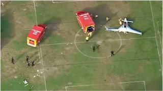 Un avion de mici dimensiuni a lovit o femeie înainte de a se prăbuși pe un teren de fotbal