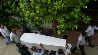 Un bărbat și-a înscenat propria moarte ca să vadă cine vine la înmormântare. Tatăl a doi băieți și o fată a avut o surpriză când s-a ridicat din sicriu