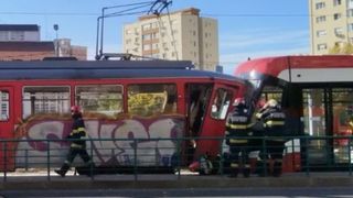 VIDEO Accident grav &icirc;n Arad! Un tramvai a pornit fără vatman din depou și a lovit un alt tramvai plin cu călători. Mai multe persoane, rănite