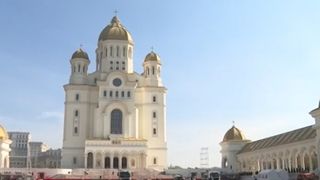 VIDEO Catedrala Națională &icirc;și deschide porțile. Mii de credincioși așteptați la sfințirea lăcașului simbol al rom&acirc;nilor