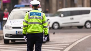 VIDEO Cine e, de fapt, bărbatul care a vrut să intre cu mașina în poarta Ambasadei Rusiei. Are o carieră în stomatologie și permisul de conducere  suspendat