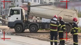 VIDEO Un șofer de basculantă a lăsat o zonă din București fără rețea electrică, după ce a pornit la drum cu bena ridicată: &bdquo;Am crezut că am ținut să ies cu ea așa&rdquo;