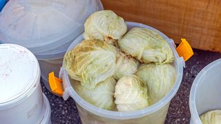 C&acirc;tă sare se pune la varza murată pentru iarnă?