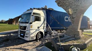 Un șofer român de TIR a distrus un monument istoric din Spania. Bărbatul ar putea plăti sute de mii de euro pentru reparație: "Suntem mândri"