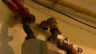 VIDEO Revoltă și haos &icirc;n Mioveni! Zeci de blocuri fără gaze, locatarii obligați să plătească reparațiile: &bdquo;Noi plătim și c&acirc;nd greșesc ei&rdquo;