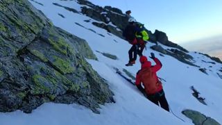 VIDEO Doi turiști au murit în Munții Făgăraș, după ce au căzut pe o pantă abruptă. Cum a reușit cel de-al treilea să se salveze 