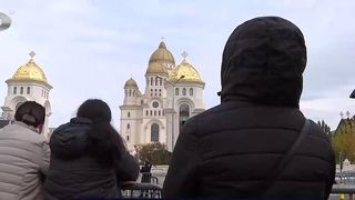 VIDEO &bdquo;Am crezut că putem vizita și noi&rdquo;. Au așteptat ore &icirc;ntregi să intre &icirc;n catedrală