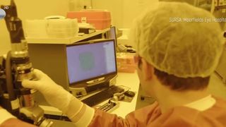 VIDEO &bdquo;Totul este instantaneu&rdquo;. Implant cu care pacienții pot vedea din nou