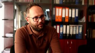 VIDEO Comuna se ofilește, dar primarul &icirc;nflorește! Probleme grave &icirc;n Nadeș și Dobrovăț