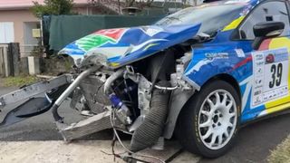 Doi frați, de 9 și 12 ani, au murit după ce o mașină de curse a intrat &icirc;n mulțime. Un al treilea copil luptă pentru viață. Martorii povestesc scenele cumplite