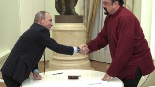 Steven Seagal îi făcea masaj maestrului său de arte marțiale în adolescență? „Avea pectoralii ca o femeie în vârstă”