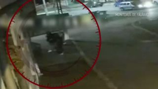 VIDEO Un copil și mama sa, bătuți de un vecin din cauza unui spațiu de joacă