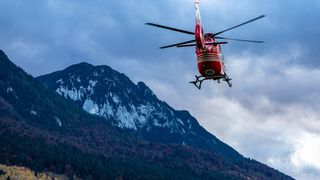 A căzut sute de metri &icirc;n gol, chiar sub ochii fratelui și nepotului de 12 ani: &bdquo;Nici nu vreau să mă g&acirc;ndesc ce este &icirc;n sufletul lor&rdquo;. Bărbatul de 47 de ani a murit