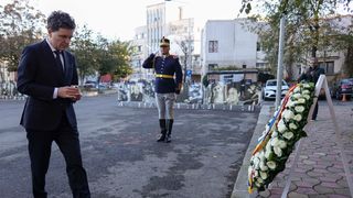 Președintele Rom&acirc;niei, Nicușor Dan, a depus o coroană de flori și a aprins o lum&acirc;nare