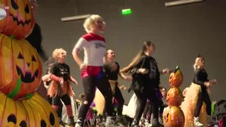 VIDEO &bdquo;Toată lumea este fericită&rdquo;. Kangoo Jumps &icirc;n costume de Halloween