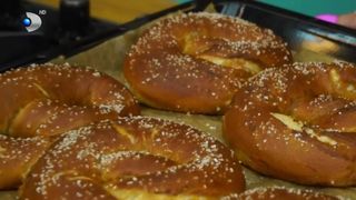 VIDEO Rețeta zilei: covrigi de casă. Ce ingrediente sunt necesare