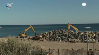 VIDEO „Este despre protejarea malurilor”. Litoralul-șantier: plaje și diguri noi