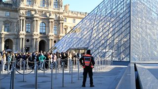 Val de arestări în urma jafului de la Muzeul Luvru. Cinci noi suspecți au fost reținuți: „Există probe ADN”