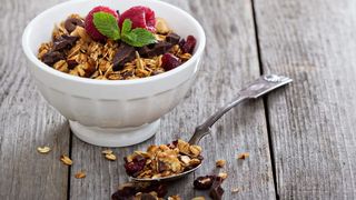 (P) Cum să integrezi sănătos cerealele și fructele uscate &icirc;n micul dejun&nbsp;