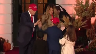 VIDEO Halloween la Casa Albă, Donald Trump și Melania împart dulciuri copiilor care au venit să îi colinde