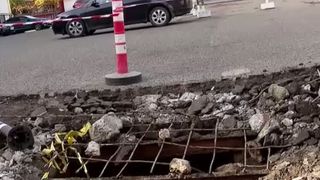 VIDEO Ce se află sub un liceu din Vaslui? O porțiune din asfaltul din curte s-a surpat: "Nu pot să spun dacă e din Al Doilea sau Primul Război Mondial"