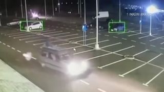 VIDEO T&acirc;năr din Bacău, plimbat pe plafonul mașinii de un șofer fără permis