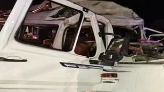 Un microbuz plin cu pelerini s-a izbit de un camion parcat: 15 oameni au murit, printre care femei și copii. Unde s-a produs tragedia