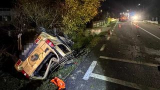 Mașina unui polițist s-a făcut praf pe o stradă din Maramureș. Autoturismul a lovit o țeavă de gaze, după care a fost cuprins de flăcări. O persoană a murit, doi bărbați au ajuns la spital