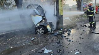 Bărbat ars de viu după ce mașina &icirc;n care se afla a fost cuprinsă de flăcări. Traficul este restricționat 