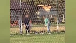 VIDEO Iadul prin care a trecut un tânăr cu dizabilități. Momentul în care bărbatul a fost bătut crunt chiar de îngrijitorii de la un centru din Bihor: „Se mai aud țipete. Sunt copii cu probleme”