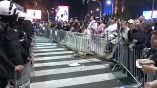 VIDEO Serbia fierbe la un an de la catastrofa din Novi Sad. Mii de oameni cer demisia liderului sârb