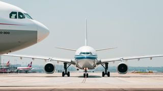 VIDEO Haos pe un aeroport în Germania! Doi români au alergat pe pistă să prindă un avion, chiar dacă motoarele erau în funcțiune: "Cât de prost să fii"