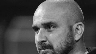 Un celebru antrenor de fotbal a murit după ce s-a prăbușit pe teren, în timpul meciului: "S-a luptat pentru viața lui, scotea niște sunete ciudate"