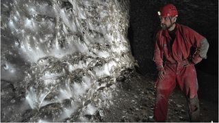 Cum arată cea mai mare p&acirc;nză de păianjen din lume, descoperită &icirc;ntr-o peșteră &icirc;ntunecată de o echipă de biologi rom&acirc;ni