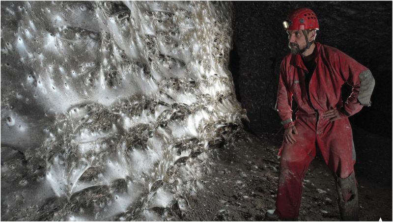 Pânza se întinde pe 106 metri pătrați