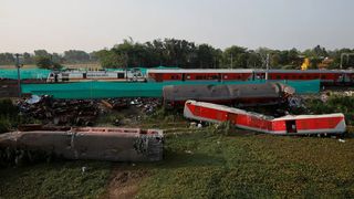 VIDEO Cel puțin 8 oameni și-au pierdut viața după ce un tren de pasageri s-a ciocnit cu un tren de marfă