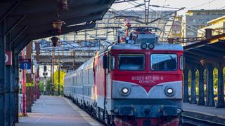 VIDEO Ambasadorul Indiei a ajuns victima CFR. A încercat să ajungă cu trenul de la București la Brașov, dar locomotiva s-a stricat pe drum