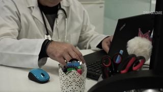 VIDEO 19 medici acuzați de înșelăciune. Sunt suspectați că au specializări false, obținute la o universitate din Chișinău