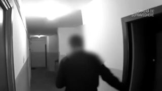 VIDEO Locuitorii dintr-un bloc sunt terorizați de gesturile extreme pe care le face un tânăr de 19 ani. Mama băiatului e disperată: „A stat cu mine și m-a bătut”