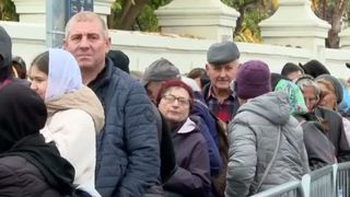 VIDEO Ultima zi de acces &icirc;n Sf&acirc;ntul Altar al Catedralei Naționale. Credincioșii au așteptat ore &icirc;n șir pentru &icirc;nchinare