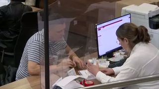 VIDEO Rom&acirc;nii nervoși pot să fie buni de plată. Se anunță amenzi pentru cei care răbufnesc la ghișeu